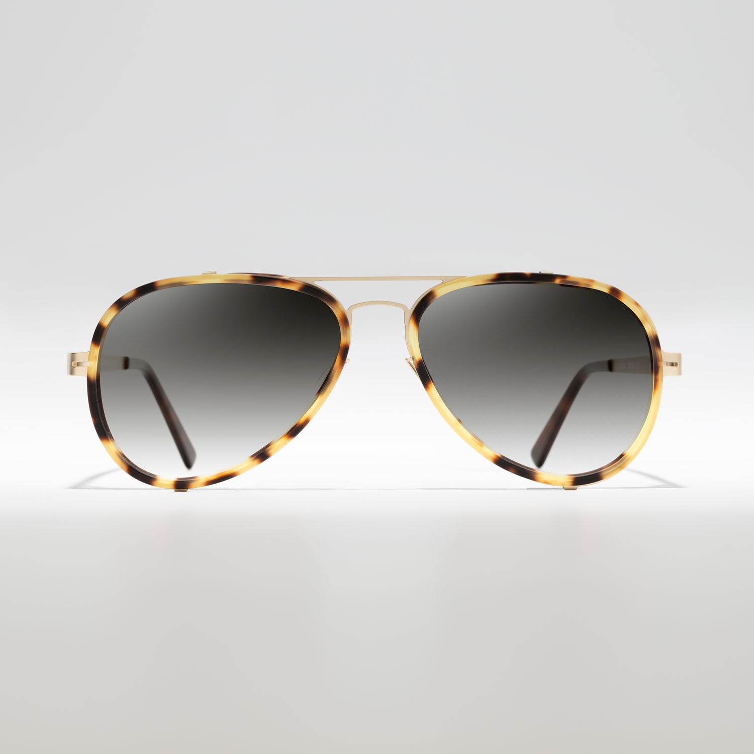 
                    
                      occhiali da sole tartarugati con lenti grigie vista frontale
                    
                  