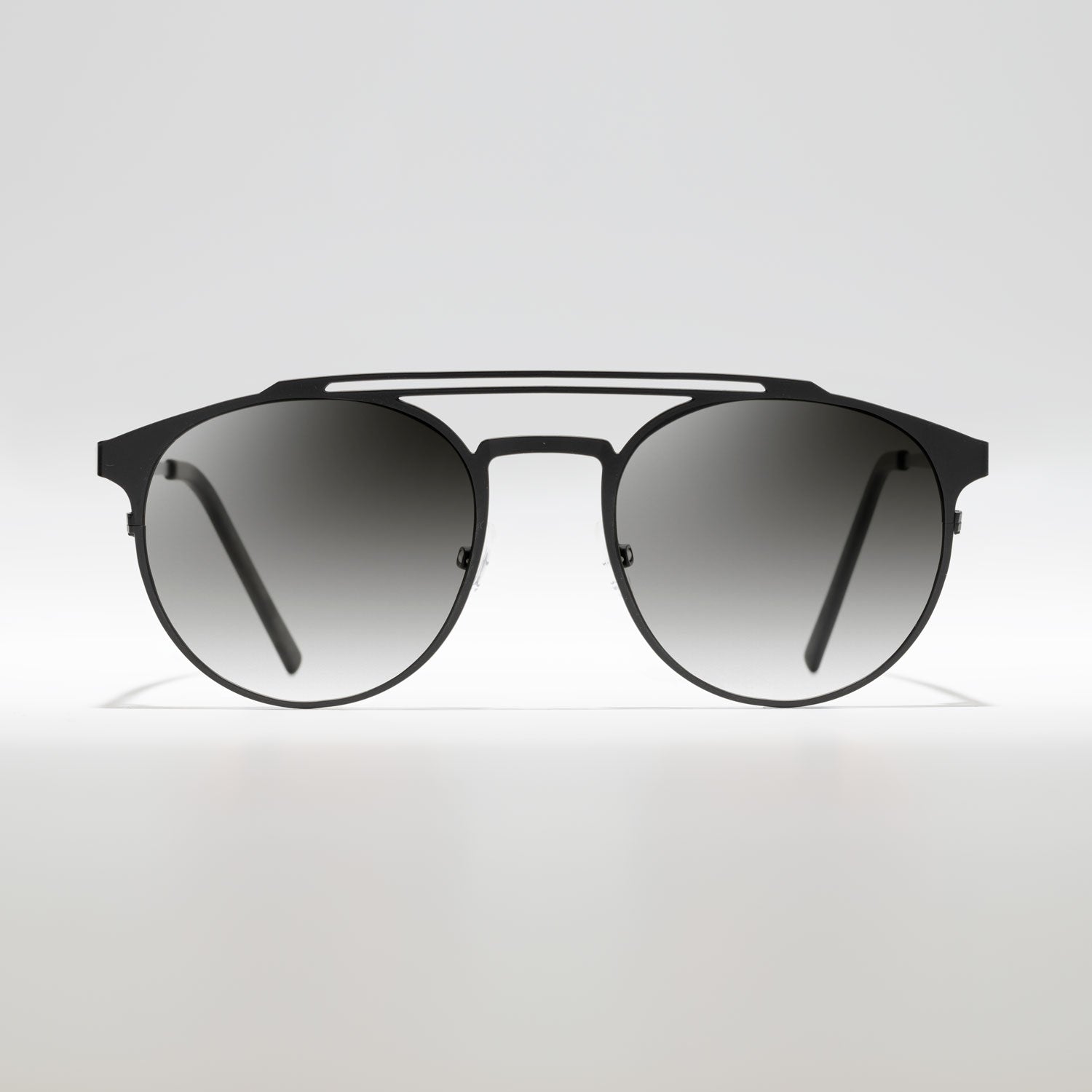 occhiali da sole neri doppio ponte con lenti grigie vista frontale