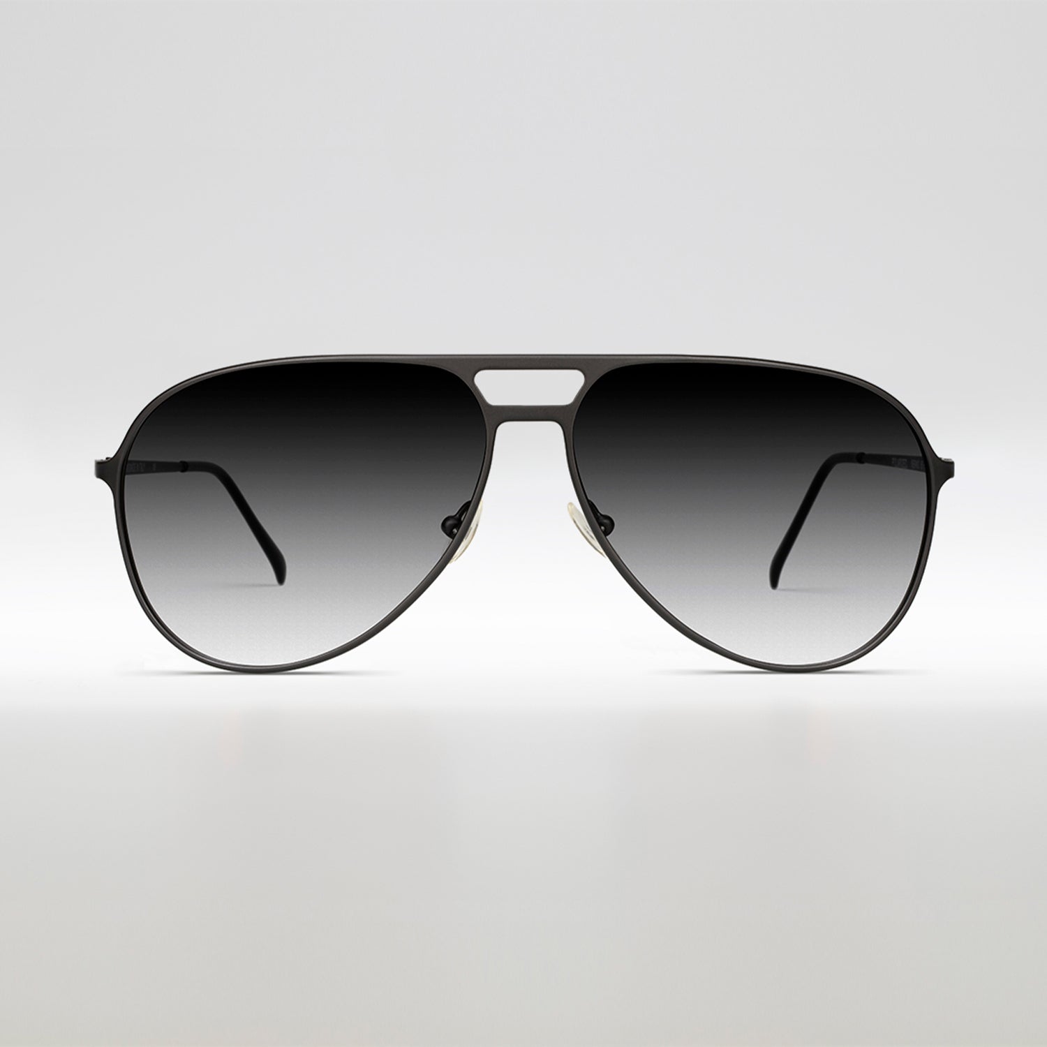 occhiali da sole aviator neri con lenti sfumate grigie vista frontale