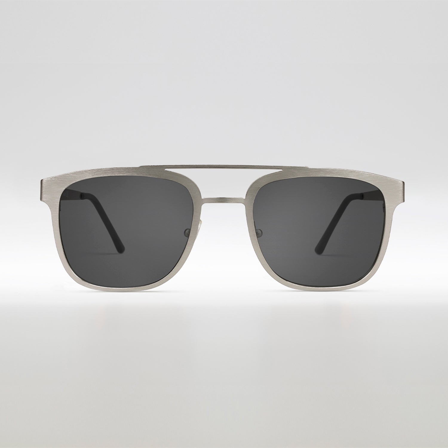 occhiali da sole uomo montatura metallo chiaro lenti grigie vista frontale